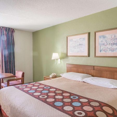 Super 8 by Wyndham Tifton Hotel Eksteriør billede