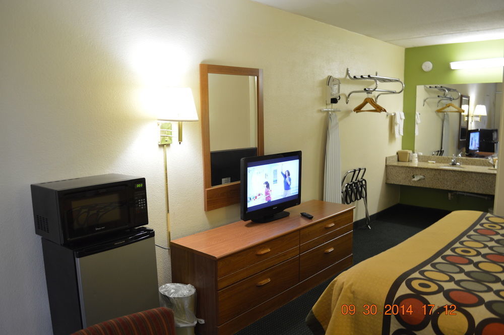 Super 8 by Wyndham Tifton Hotel Eksteriør billede