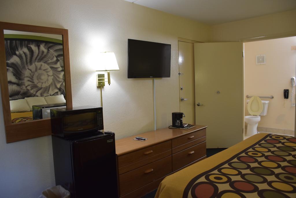 Super 8 by Wyndham Tifton Hotel Eksteriør billede